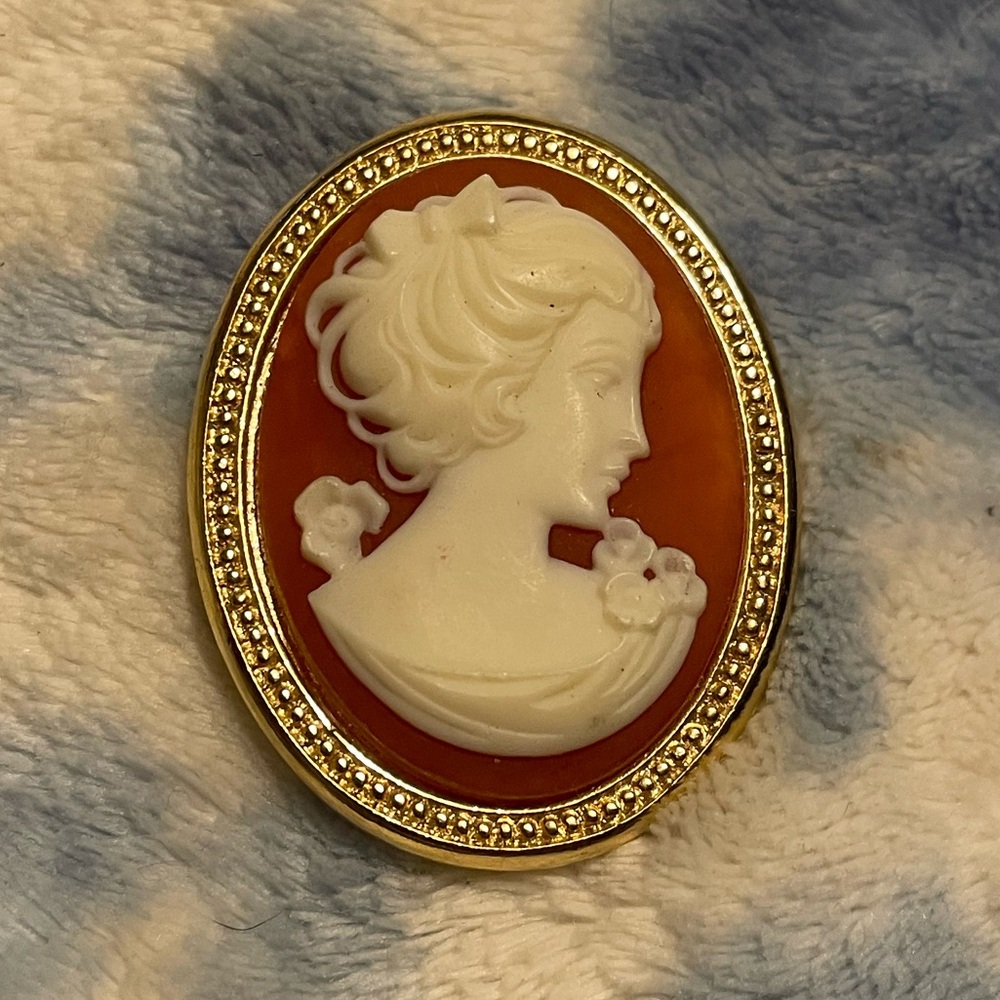 Large Vintage Trifari Cameo pin brooch
